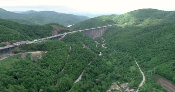 Widok Lotu Ptaka Autostradę Piękny Krajobraz Naturalny Most Górski — Wideo stockowe