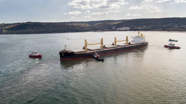 Aerial View Tug Boats Assisting Big Cargo Ship Large Cargo — Stock Photo, Image