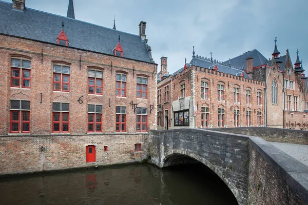 벨기에의 운하를 아름다운 집들이 있습니다 유럽의 목적지 — 스톡 사진