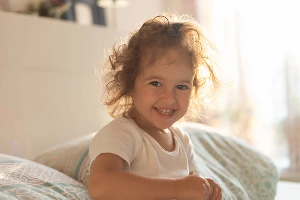 Cute Dziewczynka Cieszy Słoneczny Poranek Dzień Dobry Domu — Zdjęcie stockowe