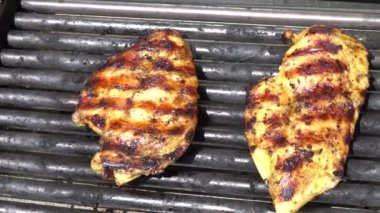 Izgarada tavuk filetosu. Izgara tavuk göğsü.