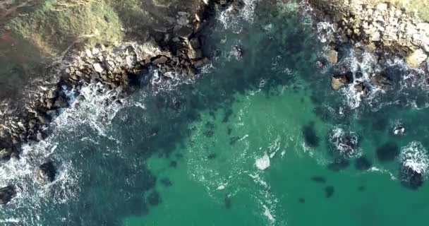 Ozean Meereswellen Die Auf Felsen Krachen Überblick Über Krachende Wellen — Stockvideo