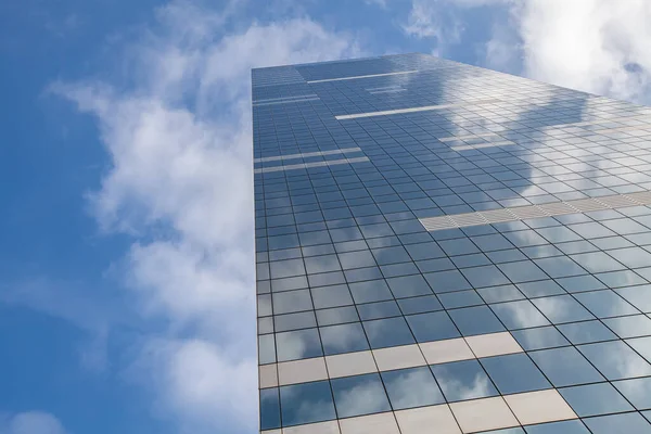 Modern Kontorsbyggnad Himmel Bakgrund Med Moln Reflektion — Stockfoto