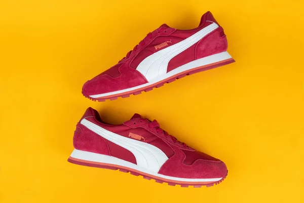 Varna Bulgaria Abril 2021 Zapatillas Deportivas Puma Rojas Sobre Fondo — Foto de Stock