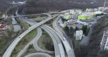 Hareket eden arabalarla otoyolun çok katlı kavşak yolunun havadan görüntüsü. Şehir merkezinden geçen trafik sıkışıklığı görüntüsü