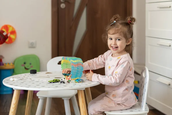 Menina Feliz Brincando Com Brinquedos Mesa Casa Atividades Domésticas Infância — Fotografia de Stock