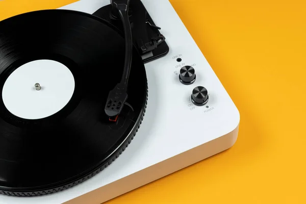 Vinyl Draaitafel Met Vinyl Plaat Een Gele Achtergrond Moderne Grammofoonplatenspeler — Stockfoto