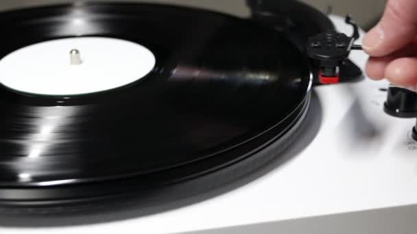 Hand Schaltet Eine Vinylplatte Ein Plattenspieler Aus Vinyl Mit Platte — Stockvideo