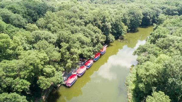 川での旅行のためのボートの空中ビュー ブルガリアのロポタモ川 — ストック写真