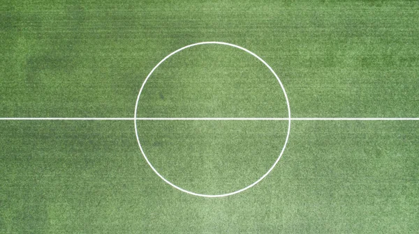 从空中俯瞰绿色足球 足球场 绿色的 空旷的足球场上自上而下的景象 — 图库照片
