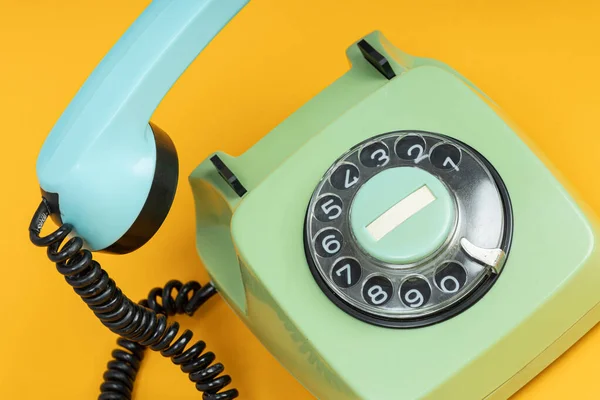 Oude Telefoon Gele Achtergrond Vintage Telefoon Met Opgestegen Ontvanger — Stockfoto