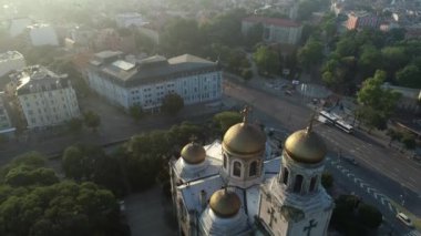 Varna Bulgaristan 'ın güneş doğarken Varsayımın Katedrali' nin havadan görünüşü. Altın kubbeli Bizans tarzı kilise. Varna Bulgaristan 'ın deniz başkentidir.