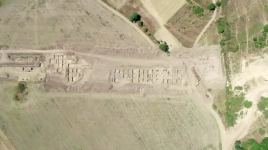 Arkeolojik kazı. Arkeolojik kazılar ve arkeolog kampının hava görüntüsü.