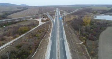 Otoyol ve üst geçidin havadan görüntüsü. Yol kavşağı, otoyol kavşağı 