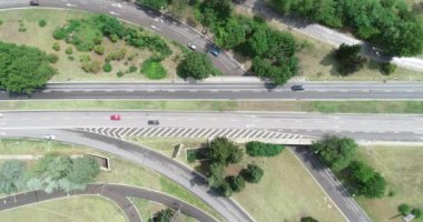 Sokak trafiğinin yukarıdan aşağı görüntüsü. Otoyol kavşağı. Yol ayrımı. 4K video. Varna, Bulgaristan