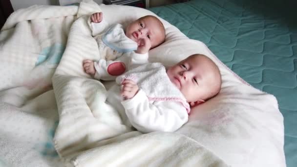 Duas Irmãs Estão Deitadas Cama Dois Bebês Gêmeos Cama — Vídeo de Stock