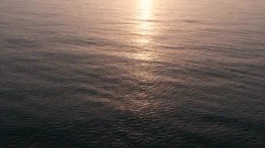 Okyanusun üzerinden uçmak, güneşin doğuşunda deniz. Suya yakın.