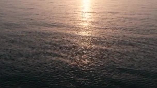 飞越海洋 日出时飞越大海靠近水 — 图库视频影像