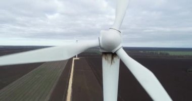 Rüzgar türbininin yakın görüntüsü. Elektrik üretimi için yel değirmeni. Yeşil enerji. Yenilenebilir enerji.