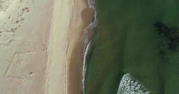 Vista Aérea Playa Tropical Olas Espumosas Del Océano Lavando Arena — Vídeos de Stock