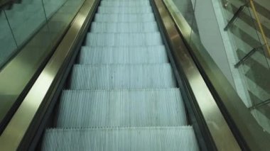 Alışveriş merkezinde aşağı inen boş merdivenler. Modern yürüyen merdiven.