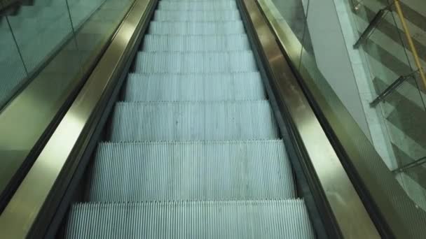Порожні Рухомі Сходи Йдуть Вниз Торговому Центрі Сучасні Сходи Ескалатора — стокове відео