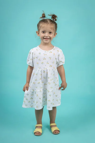 Menina Bonito Com Vestido Posando Sorriso — Fotografia de Stock