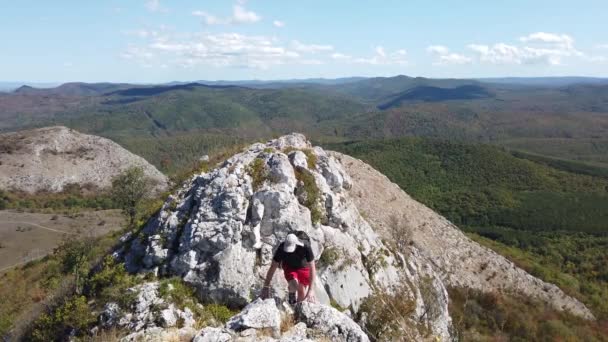 Hombre Senderismo Las Montañas Con Mochila Disfrutando Concepto Turismo Aventura — Vídeos de Stock