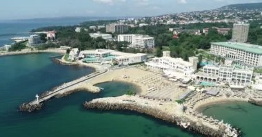 Saints Constantine ve Helena 'nın hava manzarası, Bulgaristan' ın Karadeniz kıyısındaki Varna yakınlarındaki tatil beldesi