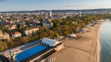 Güzel cityscape Varna şehir, Bulgaristan üzerinden. Panoramik havadan görünümü.