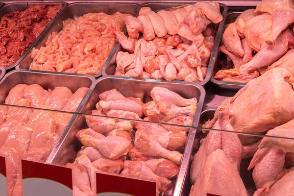 超市里新鲜鸡肉 肉铺的生肉 — 图库照片