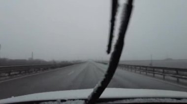 Kışın otoyolun ön camından bak. Şiddetli kar yağışıweather condition