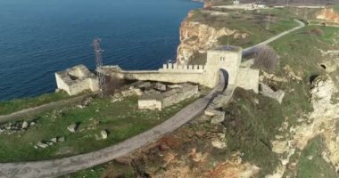 Kaliakra Burnu 'ndaki antik Kaliakra kalesinin kapısı. Hava görüntüsü. Kuzeydoğu Bulgaristan, Kavarna, Karadeniz