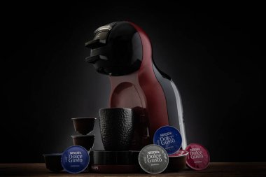 VARNA, BULGARIA - 4 Şubat 2022: Krups Nescafe Dolce Gusto kahve makinesi ve kapsüller. 
