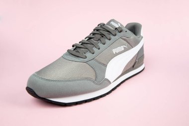 Varna, Bulgaristan - 18 Ağustos 2021. Pembe arka planda PUMA spor ayakkabısı. Puma, büyük bir Alman çokuluslu şirketi. Ürün çekimi