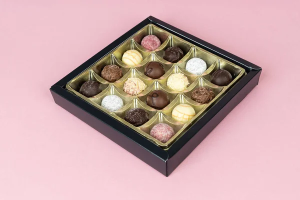 Krabice Různých Čokoládových Bonbónů Růžovém Pozadí — Stock fotografie