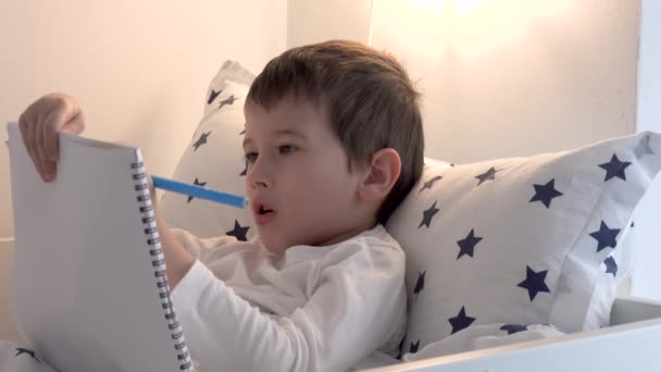 Kisfiú Rajzol Otthon Ágyban Oktatási Tehetség Fogalma — Stock videók