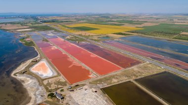 Kumsalın yakınındaki güzel tuz havuzlarının insansız hava aracı manzarası inanılmaz.