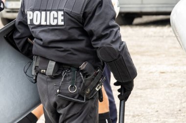 Ağır silahlı bir polis memurunun ayrıntıları