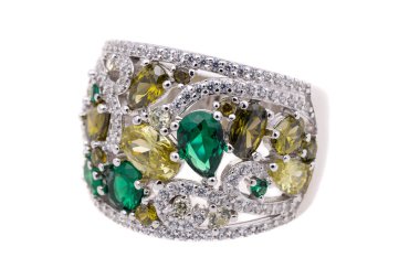 Elmas yüzük, izole. Farklı renklerde değerli taşları olan güzel bir yüzük..