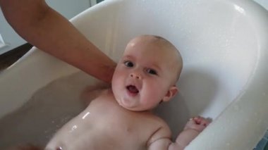 Anne yeni doğan bebeği için banyo yapıyor. Bebek banyosu zamanı