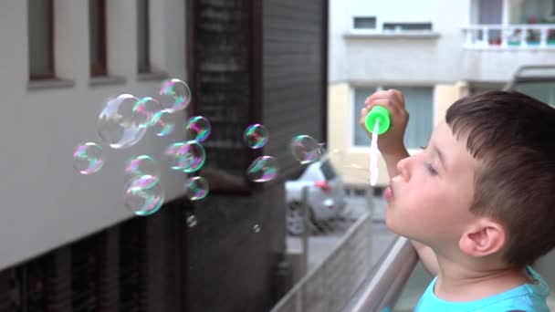 Kleiner Junge Pustet Und Macht Seifenblasen Zeitlupe — Stockvideo