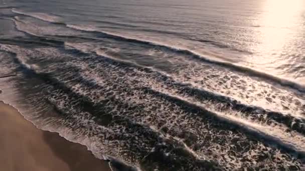 Légi Kilátás Trópusi Strand Habos Óceán Hullámok Mosás Homok Napkeltekor — Stock videók
