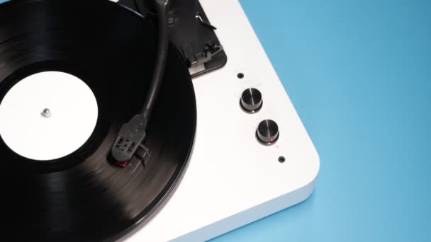 ビニールプレート付きのビニールターンテーブル 蓄音機のレコードプレーヤー 音楽を再生するためのレトロなサウンド技術 — ストック動画