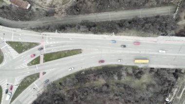 Şehir merkezindeki sokak trafiğinin yukarıdan aşağı görüntüsü. Şehir Manzarası.