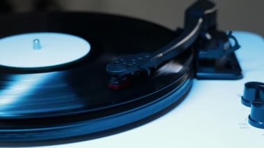 Vinil plakalı, mavi renkli vinil turntable. Gramofon kayıt cihazı. Müzik çalmak için geçmişe dönük ses teknolojisi