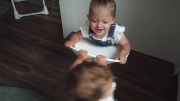 Дві Маленькі Дівчата Грають Поворотним Стільцем Дві Сестри Розважаються Вдома — стокове відео