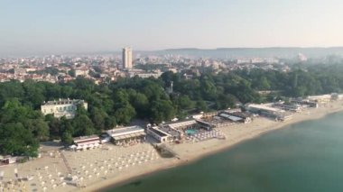 Varna ve sahilin havadan görünüşü. Bulgaristan 'ın deniz başkenti.