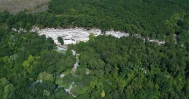 Aladzha Manastırı 'nın havadan görünüşü. Bulgaristan 'ın Varna kentindeki Golden Sands Doğa Parkı yakınlarındaki Orta Doğu Hıristiyan mağara manastırı kompleksi
