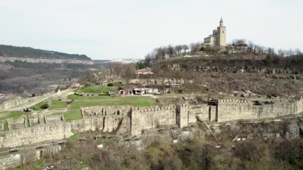 ブルガリアのヴェリコ タルノヴォ Veliko Tarnovo のツァレヴェツ要塞の空中写真 第二次ブルガリア帝国の首都 — ストック動画